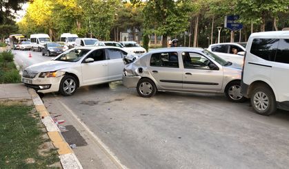 4 Aracın Karıştığı Zincirleme Kazada 3 Kişi Yaralandı