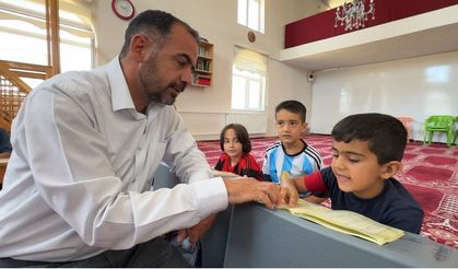Çocuklar yaz Kur'an kurslarında hem öğreniyor hem eğleniyor