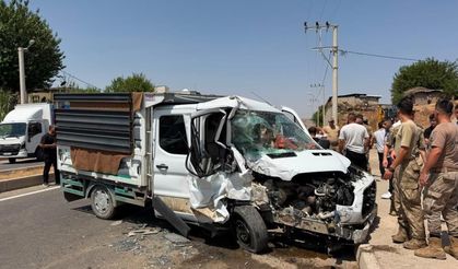 Cizre'de kamyonet ile dolmuş çarpıştı: 1'i çocuk 4 yaralı