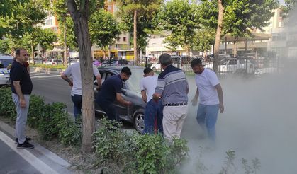 Seyir Halindeki Otomobil Alev Aldı, Faciayı Otobüs Şoförü Önledi