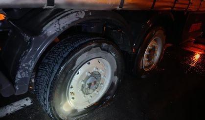 Van'da seyir halindeki tırın lastikleri alev aldı
