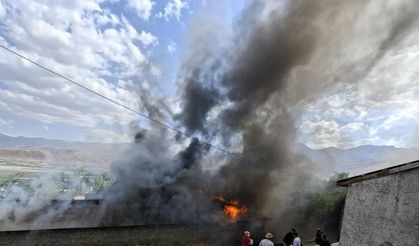 Van'da korkutan yangın: Alevler bitişikteki evlere sıçramadan söndürüldü