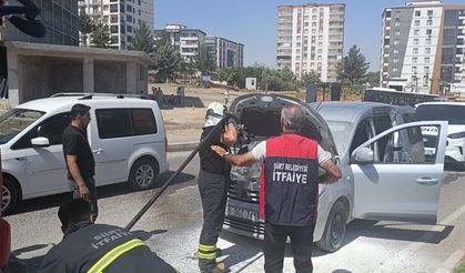 Siirt’te seyir halindeki araç alev aldı
