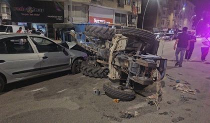 Otomobil ile traktör çarpıştı: 5 kişi yaralandı