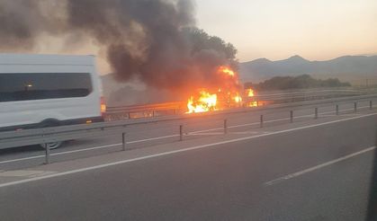 Muş kara yolunda seyir halindeki araç alev alev yandı
