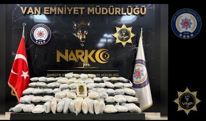 Başkale'de araç ve ikamete operasyon: Yüklü miktarda esrar bulundu