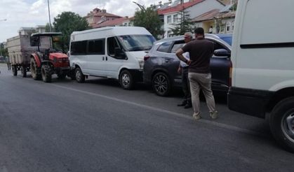 Bingöl'de otomobil, traktör ve minibüsler çarpıştı