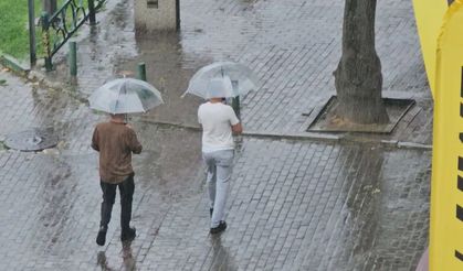 Meteoroloji’den peş peşe uyarı: Kuvvetli yağış ve fırtına geliyor