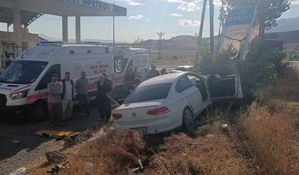 Van'da otomobil ağaca çarptı: 2'si ağır 4 yaralı