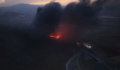 Lastik deposunda yangın: Gökyüzünü siyah dumanlar kapladı