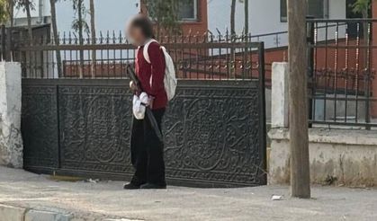 Van'da elinde silahla okula gelen öğrenci böyle görüntülendi