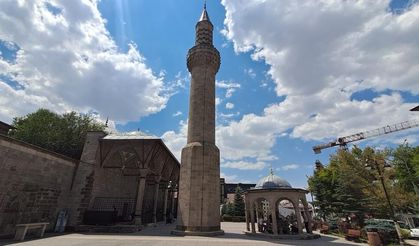 Caminin minaresi neden ayrı? Hikayesi şaşırtıyor