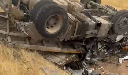 Hasankeyf yolunda TIR devrildi: Sürücü hayatını kaybetti