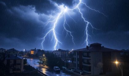 Sağanakla birlikte peş peşe çaktı: Erzincan'da geceyi aydınlatan şimşekler