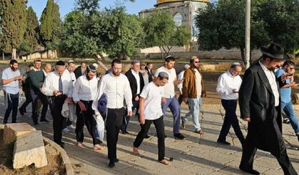 Siyonist işgalciler Mescid-i Aksa'ya baskın düzenledi