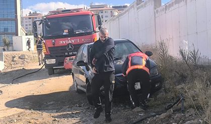 Van'da park halindeki otomobil alev aldı