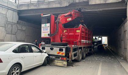Vinç köprüye, otomobil de vince çarptı: 4 yaralı