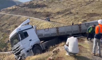 Facianın Eşiğinden Dönüldü: Tır Uçurum Kenarında Asılı Kaldı