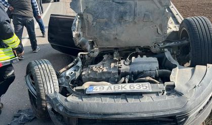 Bitlis'e sınır ilçede otomobil takla attı: 2 yaralı