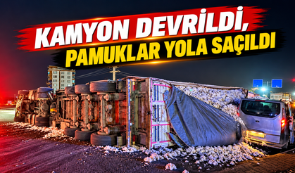 Diyarbakır'da kamyon devrildi, pamuklar yola saçıldı