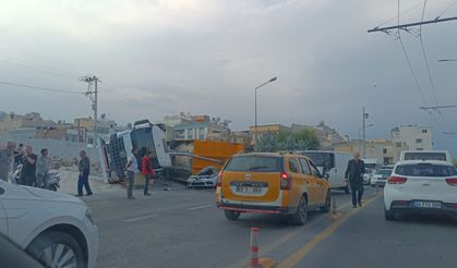 Hafriyat kamyonu park halindeki otomobilin üzerine devrildi