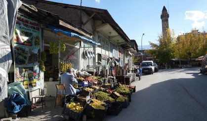 Evin içine asıyor, aylarca tüketiyor: Muş'un geleneksel armut yöntemi