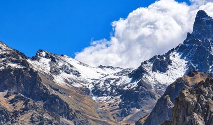 Hakkari'de kış erken geldi! Dağların zirvesi beyaza büründü