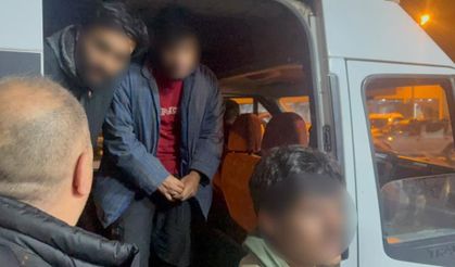 Hakkâri'de minibüs dereye devrildi: 20 yaralı