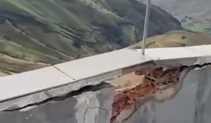 Siirt'te sağanak ve dolu etkili oldu: Yıldırım binaya isabet etti