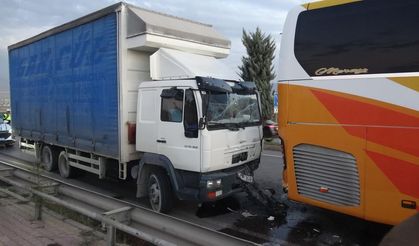 Yolcu otobüsü ile kamyon çarpıştı: Araçlar vinçle kaldırıldı