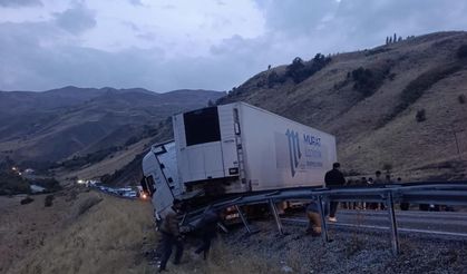 Yüksekova-Van yolunda ulaşım durdu! Tır 4 saat sonra kaldırıldı