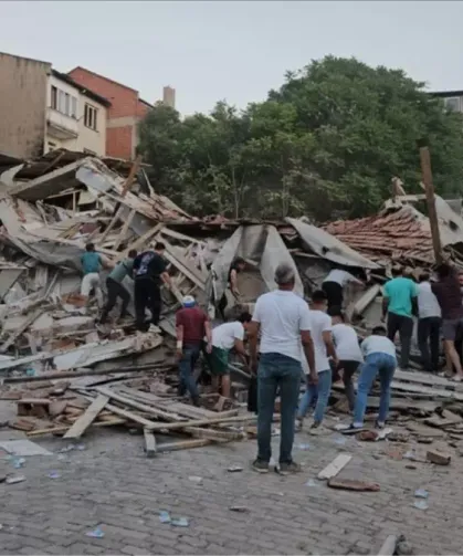 Balıkesir Depreminde 10 Bina Yıkıldı, Kurtarma Çalışmaları Sürüyor