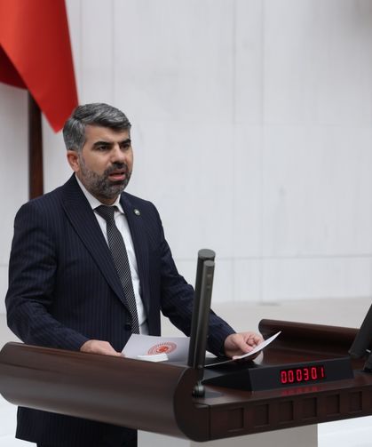 Dinç: “Türkiye’de genç olmak, burs ve barınma mücadelesi vermek demektir”