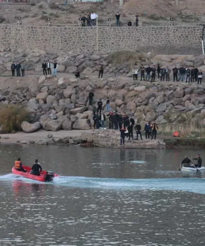 Terliğini Almak İsterken Nehire Düşen Çocuk Kayboldu