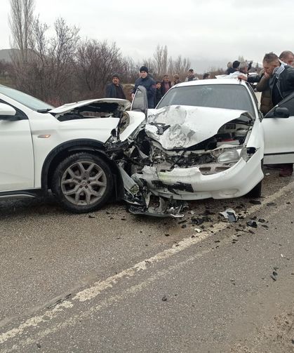 Bayram Günü Faciaya Neden Oldu: İki Otomobil Çarpıştı, 9 Kişi Yaralandı