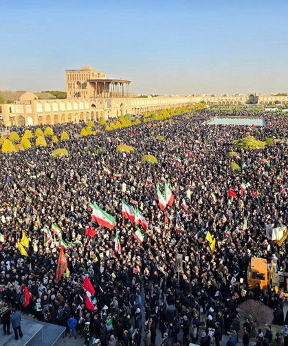 Hamaney’in Şehadeti Sonrası İran Halkı Sokaklara Döküldü