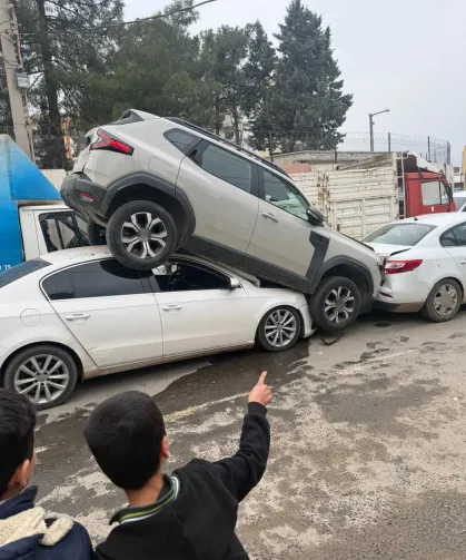 Zincirleme Kazada Araçlar Üst Üste Çıktı