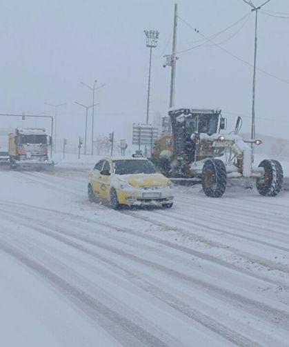 Baharı Bekleyen Bitlis’te Kar Yağışı Hayatı Felç Etti: 288 Köy Yolu Kapandı
