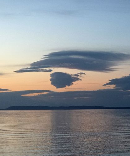 Van’da Gökyüzünde İnsan Silüeti: Gölle Bütünleşen Eşsiz Manzara