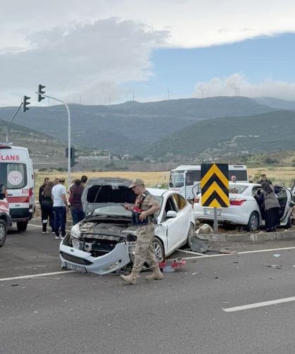 İki Otomobil Çarpıştı: 5 Yaralı