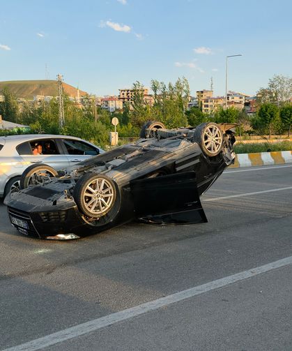 Van’da Takla Atan Otomobilde 2 Kişi Yaralandı