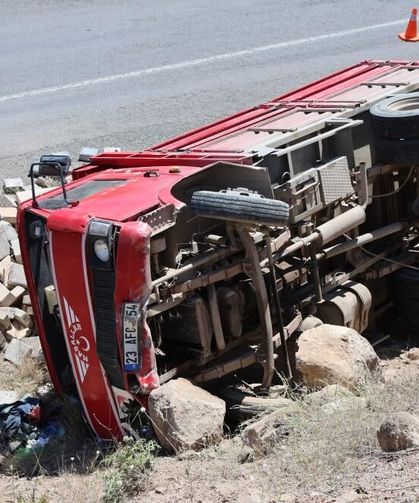 Elazığ'da parke taşı yüklü kamyonet devrildi: 1'i ağır 2 yaralı