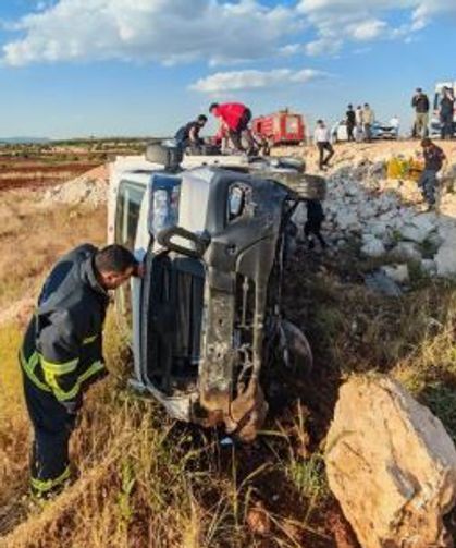 Kızılay kamyoneti şarampole yuvarlandı: 1'i doktor 4 yaralı