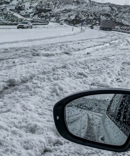 Tendürek'te haziranda kış manzarası: Dolu her yeri beyaza bürüdü