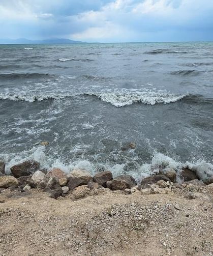 Van Gölü'nde şiddetli rüzgar: Dalgalar sahili dövdü