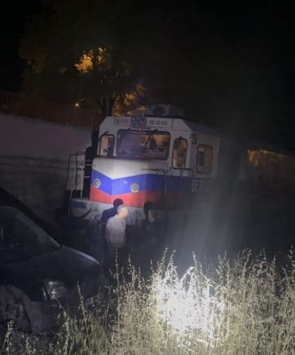 Yük treni hafif ticari aracı 120 metre sürükledi: 2 yaralı