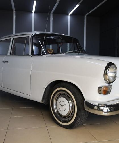 1967 model klasik Mercedes'e gözü gibi bakıyor