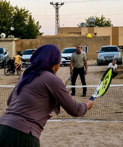 Toprak Kortta Tenis Oynayan Köylülerden Renkli Görüntüler