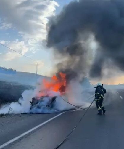 Van kara yolunda seyir halindeki otomobil alevlere teslim oldu