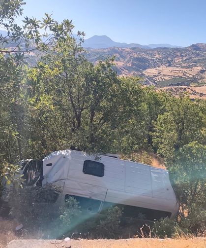 Tur minibüsü şarampole devrildi: 13 yaralı